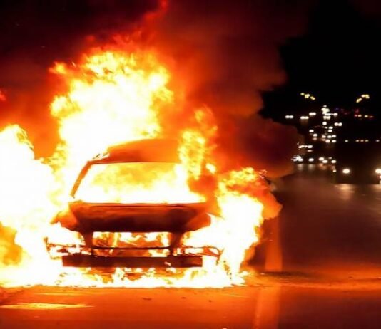 छत्तीसगढ़ में संदिग्ध नक्सलियों ने खनन कार्य में लगे वाहनों में आग लगाई