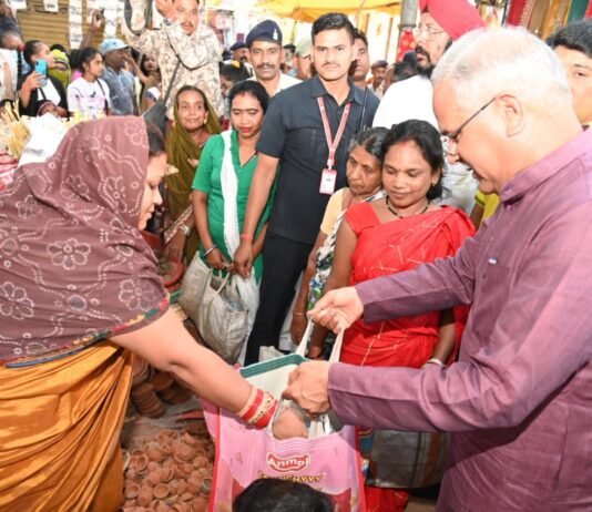 अचानक बाजार पहुंच गए छत्तीसगढ़ के सीएम भूपेश बघेल, मिट्टी के दिये और पटाखे खरीदे