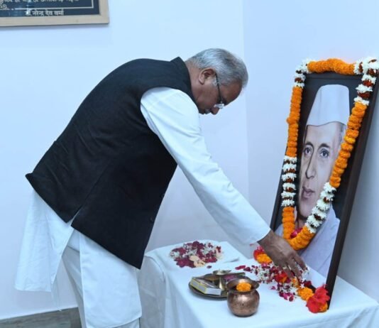 देश के पहले प्रधानमंत्री नेहरू को सीएम बघेल ने किया नमन