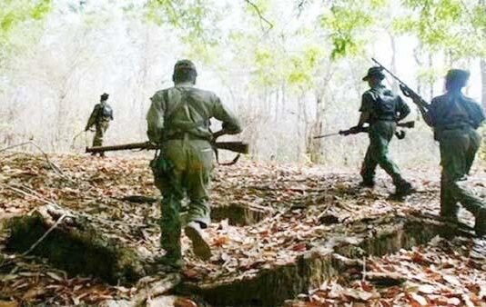 सीआरपीएफ में भर्ती हुए दो जवानों के परिवारों नक्सलियों की धमकियों के कारण गांव छोड़ा