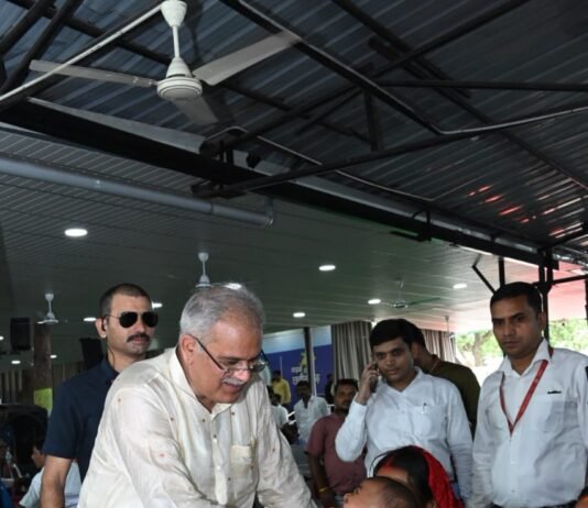 कोई मेरे लिए कुर्ता लाया, कोई परिवार के लिए सुंदर साड़ी : सीएम भूपेश