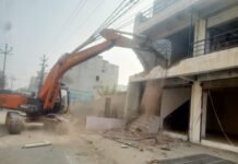 छत्तीसगढ़ में एनआईटी चौपाटी हटाने पर बवाल, दुकानों पर चला जेसीबी