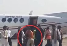 पुलिस अधिकारी के पैर छूने व सरकारी विमान से धीरेंद्र शास्त्री के पहुंचने के वीडियो से विवाद