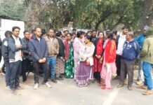 छत्तीसगढ़ में प्रतीक्षा सूची वाले अभ्यर्थियों ने किया उप मुख्यमंत्री के बंगले का घेराव