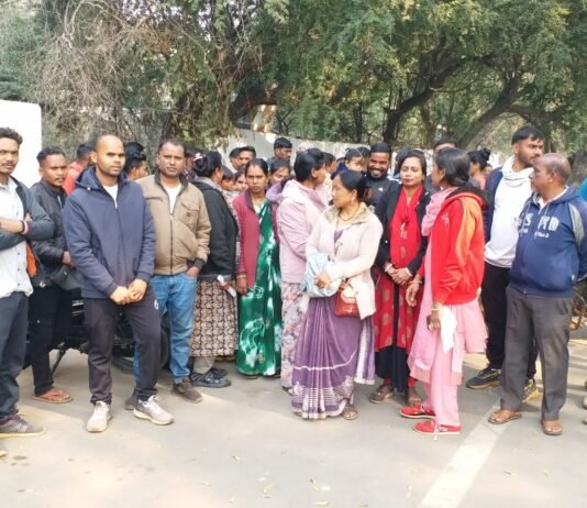 छत्तीसगढ़ में प्रतीक्षा सूची वाले अभ्यर्थियों ने किया उप मुख्यमंत्री के बंगले का घेराव